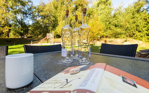 Elza - 800M from the Sea: Drinkware, Barware, Vino, Copa De Vino, Botella, Stemware, Parque