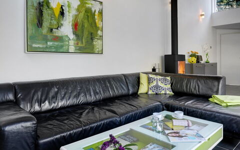 Elza - 800M from the Sea: Mueble, Diseño De Interiores, Sofá, Pared, Piso, Suelo, Sala, Casa, Encendiendo, Mesa