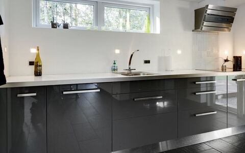 Elza - 800M from the Sea: Piso, Gabinetes, Diseño De Interiores, Cocina, Mostrador, Suelo, Casa, Aparato De Cocina, Lámpara, Alacena