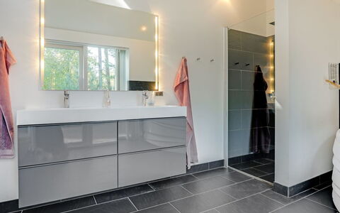 Elza - 800M from the Sea: Piso, Suelo, Mueble De Baño, Diseño De Interiores, Arreglo De Tubería, Baño, Plomería, Loseta, Grifo