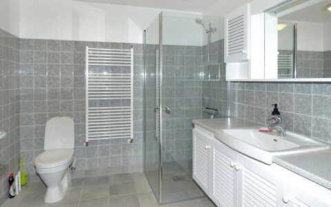 Ødmar - 400M from the Sea: Piso, Arreglo De Tubería, Diseño De Interiores, Baño, Lavabo Del Baño, Suelo, Lavabo, Grifo, Techo, Mueble De Baño