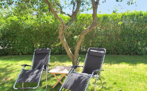 Ødmar - 400M from the Sea: Mueble, Mueble Para Exteriores, Silla, Silla Plegable, Sombra, Ocio, Sunlounger, Jardín, Brazo, Césped