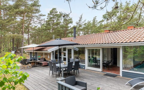 Dagi - 300M from the Sea: Madera, Casa, Cabaña, Casa, Techo, Área Rural, Vía Muerta, Cuarto De Troncos, Edificios Del Jardín, Madera Dura