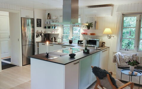 Tume - 200M from the Sea: Cocina, Mostrador, Diseño De Interiores, Aparato De Cocina, Piso, Mueble, Gabinetes, Madera, Suelo, Lámpara