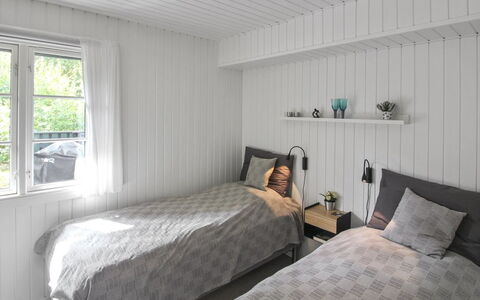 Tume - 200M from the Sea: Habitación, Madera, Cama, Sábana, Lecho, Piso, Suelo, Diseño De Interiores, Linos, Marco De La Cama
