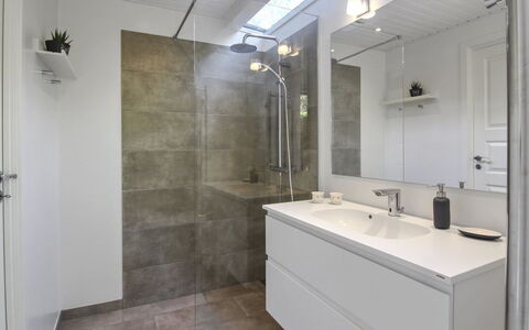 Tume - 200M from the Sea: Piso, Arreglo De Tubería, Pared, Suelo, Baño, Diseño De Interiores, Mueble De Baño, Lavabo Del Baño, Lavabo, Grifo