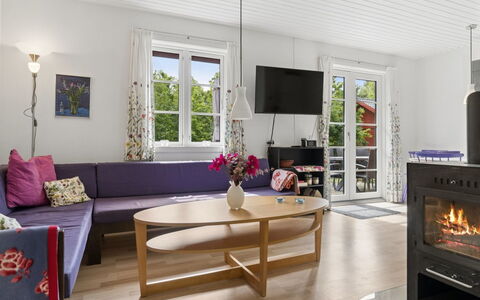 Georg - 300M from the Sea: Mueble, Diseño De Interiores, Piso, Suelo, Madera, Suelos De Madera, Techo, Sofá, Sala, Habitación