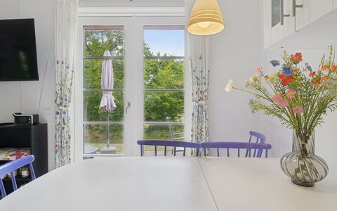 Georg - 300M from the Sea: Mueble, Diseño De Interiores, Piso, Suelo, Madera, Mesa, Silla, Comedor, Textil, Cocina Y Comedor Mesa
