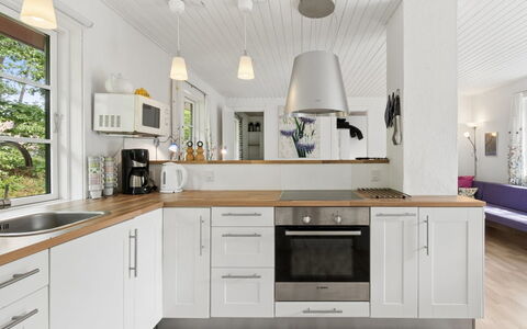 Georg - 300M from the Sea: Cocina, Mostrador, Mueble, Piso, Gabinetes, Diseño De Interiores, Aparato De Cocina, Madera, Suelo, Casa