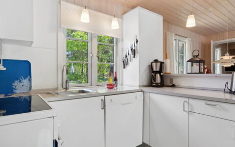 Oisin - 150M from the Sea: Cocina, Mostrador, Aparato De Cocina, Diseño De Interiores, Madera, Electrodoméstico, Piso, Lavabo, Gabinetes, Arreglo De Tubería
