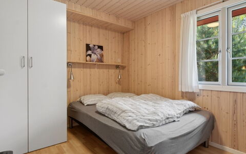 Oisin - 150M from the Sea: Pared, Mueble, Piso, Habitación, Madera, Suelo, Cama, Diseño De Interiores, Techo, Habitación