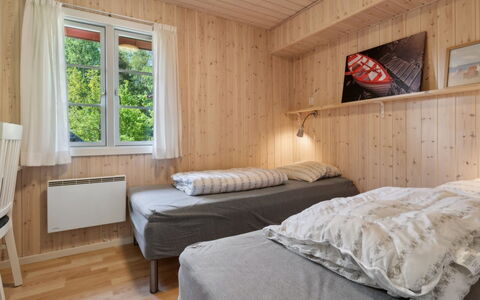 Oisin - 150M from the Sea: Cama, Habitación, Madera, Mueble, Diseño De Interiores, Sábana, Lecho, Techo, Suelo, Casa