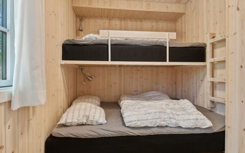 Oisin - 150M from the Sea: Habitación, Cama, Madera, Litera, Suelo, Diseño De Interiores, Sábana, Piso, Lecho, Habitación