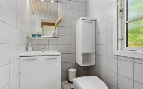 Oisin - 150M from the Sea: Asiento Del Baño, Baño, Arreglo De Tubería, Baño, Piso, Lavabo, Suelo, Diseño De Interiores, Plomería, Grifo