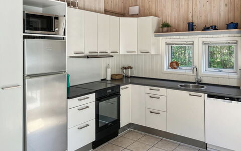 Ila - 500M from the Sea: Aparato De Cocina, Cocina, Mostrador, Electrodoméstico, Gabinetes, Diseño De Interiores, Piso, Madera, Electrodoméstico, Mueble