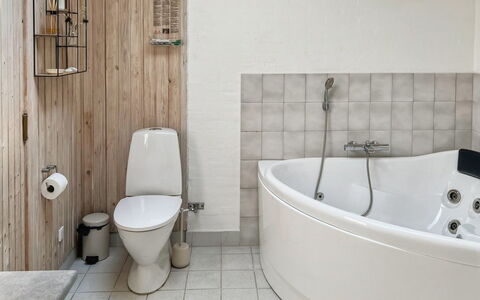 Ila - 500M from the Sea: Baño, Arreglo De Tubería, Piso, Diseño De Interiores, Suelo, Baño, Asiento Del Baño, Grifo, Lavabo, Plomería