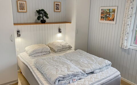 Alde - 300M from the Sea: Mueble, Habitación, Madera, Diseño De Interiores, Cama, Suelo, Piso, Sábana, Lecho, Habitación