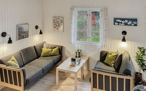 Alde - 300M from the Sea: Madera, Mueble, Piso, Suelo, Diseño De Interiores, Casa, Sala, Suelos De Madera, Habitación, Manchas De Madera