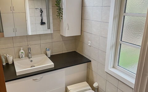 Alde - 300M from the Sea: Lavabo Del Baño, Arreglo De Tubería, Lavabo, Baño, Mueble De Baño, Gabinetes, Piso, Diseño De Interiores, Grifo, Suelo
