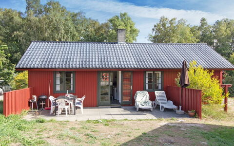 Loke - 300M from the Sea: Madera, Casa, Cabaña, Casa, Techo, Área Rural, Vía Muerta, Cuarto De Troncos, Edificios Del Jardín, Madera Dura