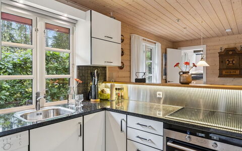 Nahuel - 200M from the Sea: Cocina, Mostrador, Madera, Diseño De Interiores, Aparato De Cocina, Piso, Arreglo De Tubería, Electrodoméstico, Techo, Gabinetes