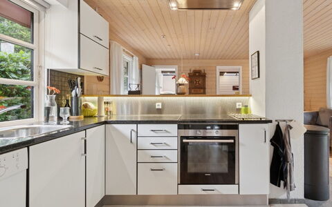 Nahuel - 200M from the Sea: Cocina, Mostrador, Aparato De Cocina, Piso, Diseño De Interiores, Electrodoméstico, Madera, Gabinetes, Mueble, Techo