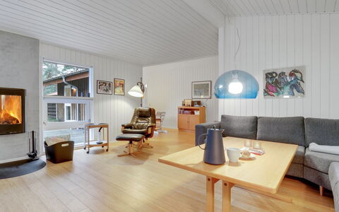 Gaja - 1Km from the Sea: Diseño De Interiores, Mueble, Piso, Madera, Suelo, Techo, Sala, Suelos De Madera, Habitación, Lámpara