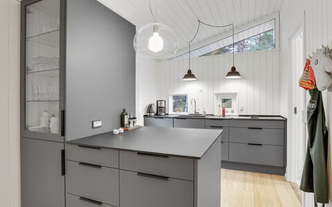 Gaja - 1Km from the Sea: Gabinetes, Cocina, Mostrador, Diseño De Interiores, Piso, Mueble, Suelo, Cajón, Aparato De Cocina, Techo
