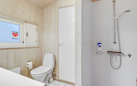 Gaja - 1Km from the Sea: Piso, Suelo, Madera, Arreglo De Tubería, Diseño De Interiores, Baño, Baño, Plomería, Habitación, Lavabo