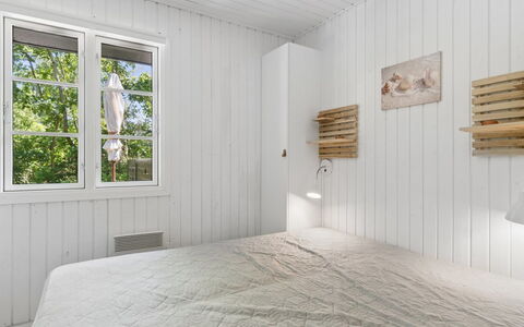 Blakke - 250M from the Sea: Madera, Piso, Suelo, Habitación, Diseño De Interiores, Techo, Suelos De Madera, Tablón, Cama, Habitación