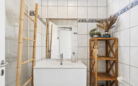 Blakke - 250M from the Sea: Piso, Suelo, Diseño De Interiores, Loseta, Arreglo De Tubería, Habitación, Baño, Plomería, Grifo