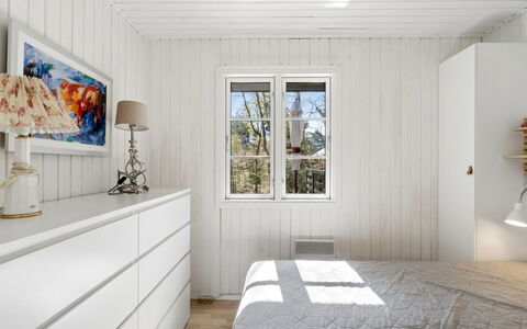 Blakke - 250M from the Sea: Madera, Piso, Suelo, Diseño De Interiores, Techo, Habitación, Suelos De Madera, Casa, Habitación, Cama