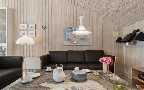 Sylvia - 900M from the Sea: Madera, Techo, Arquitectura, Casa, Casa, Cabaña, Vía Muerta, Madera Dura, Pendiente, Inmuebles