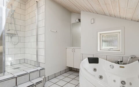Sylvia - 900M from the Sea: Arreglo De Tubería, Diseño De Interiores, Piso, Suelo, Baño, Techo, Bañera, Plomería, Habitación, Grifo