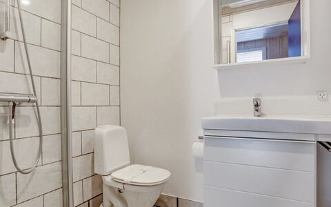 Sylvia - 900M from the Sea: Asiento Del Baño, Piso, Suelo, Arreglo De Tubería, Baño, Baño, Diseño De Interiores, Plomería, Techo, Loseta
