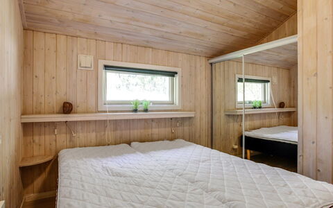 Sylvia - 900M from the Sea: Diseño De Interiores, Piso, Suelo, Madera, Techo, Habitación, Habitación, Cama, Mueble, Encendiendo