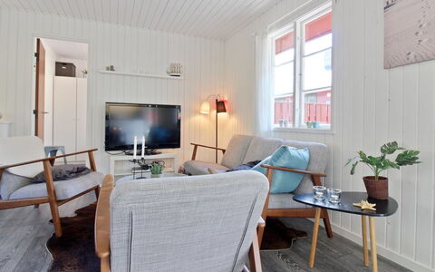 Ronja - 300M from the Sea: Piso, Mueble, Diseño De Interiores, Madera, Suelo, Sala, Suelos De Madera, Techo, Casa, Sofá