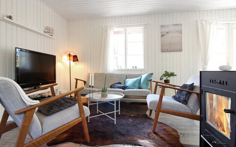 Ronja - 300M from the Sea: Mueble, Piso, Diseño De Interiores, Suelo, Suelos De Madera, Madera, Sala, Sofá, Habitación, Casa