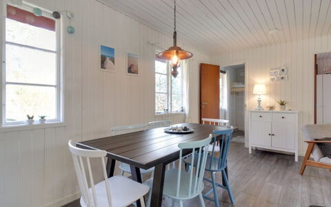 Ronja - 300M from the Sea: Mueble, Piso, Diseño De Interiores, Madera, Suelo, Techo, Comedor, Suelos De Madera, Mesa, Cocina Y Comedor Mesa