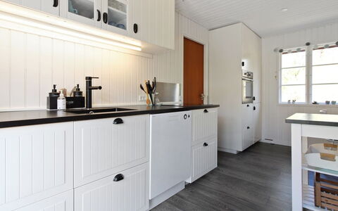 Ronja - 300M from the Sea: Madera, Cocina, Gabinetes, Mostrador, Aparato De Cocina, Alacena, Cajón, Electrodoméstico, Madera Dura, Electrodoméstico