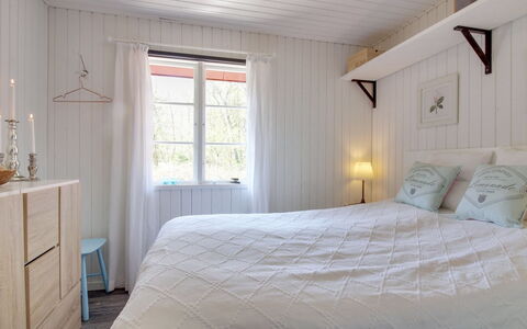 Ronja - 300M from the Sea: Habitación, Madera, Diseño De Interiores, Cama, Piso, Suelo, Sábana, Mueble, Lecho, Linos