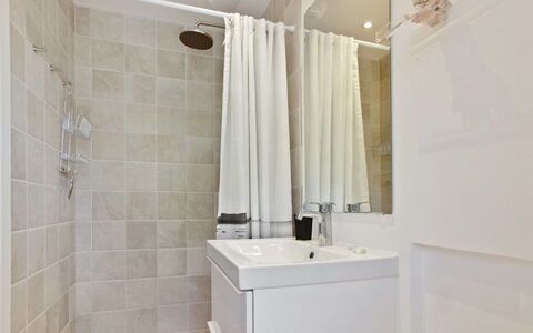 Ronja - 300M from the Sea: Baño, Piso, Diseño De Interiores, Suelo, Arreglo De Tubería, Pared, Plomería, Baño, Grifo, Ducha