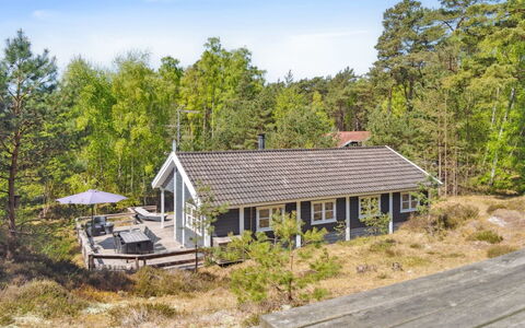 Hallgerd - 800M from the Sea: Madera, Casa, Cabaña, Casa, Techo, Área Rural, Vía Muerta, Cuarto De Troncos, Edificios Del Jardín, Madera Dura