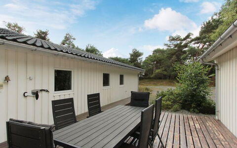 Minka - 300M from the Sea: Madera, Casa, Cabaña, Casa, Techo, Área Rural, Vía Muerta, Cuarto De Troncos, Edificios Del Jardín, Madera Dura
