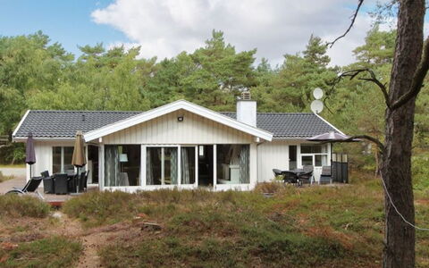 Minka - 300M from the Sea: Madera, Casa, Cabaña, Casa, Techo, Área Rural, Vía Muerta, Cuarto De Troncos, Edificios Del Jardín, Madera Dura
