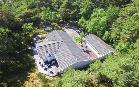 Minka - 300M from the Sea: Madera, Casa, Cabaña, Casa, Techo, Área Rural, Vía Muerta, Cuarto De Troncos, Edificios Del Jardín, Madera Dura
