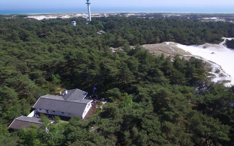 Minka - 300M from the Sea: Madera, Casa, Cabaña, Casa, Techo, Área Rural, Vía Muerta, Cuarto De Troncos, Edificios Del Jardín, Madera Dura