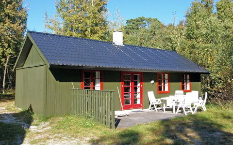 Tom - 125M from the Sea: Madera, Casa, Cabaña, Casa, Techo, Área Rural, Vía Muerta, Cuarto De Troncos, Edificios Del Jardín, Madera Dura