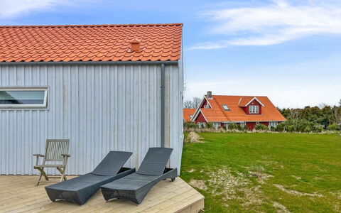 Skoge - 500M from the Sea: Hierba, Arbusto, Casa, Jardín, Casa, Cabaña, El Terreno Del Lote, Césped, Cobertura Del Suelo