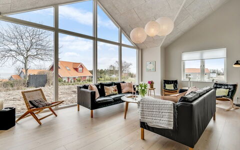 Skoge - 500M from the Sea: Madera, Techo, Silla, Suelos De Madera, Sala, Sofá, Madera Dura, Cocina Y Comedor Mesa